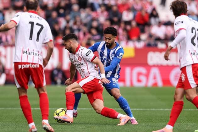 November 8, 2025, Girona, Girona, SPAIN: Alex Moreno of Girona FC and Calebe of Deportivo Alaves in action during the Spanish league, La Liga EA Sports, football match played between Girona FC and Deportivo Alaves at Montilivi stadium on November 08, 2025 in Girona, Spain. Girona SPAIN - ZUMAa181 20251108_zaa_a181_095 Copyright: xJavierxBorregox