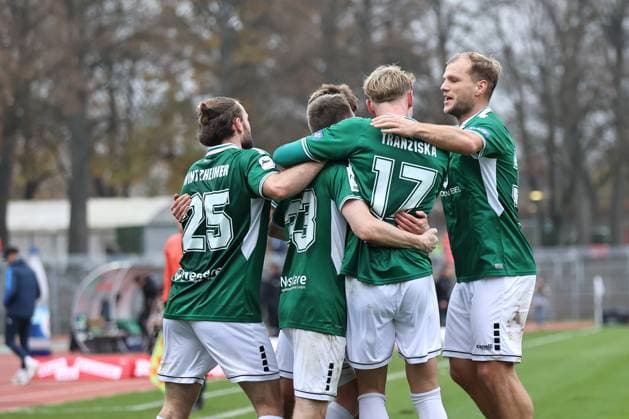 08 November 2025, Soccer, Men, Third League, 14 Matchday 3 League Season 2025 2026 FC Schweinfurt 05 TSG 1899 Hoffenheim II Schweinfurt cheers after the 2 0 by Joshua Endres FC Schweinfurt 05, 33 Schweinfurt Riedel Bau Arena im Sachs Stadio Bayern Unterfranken Germany