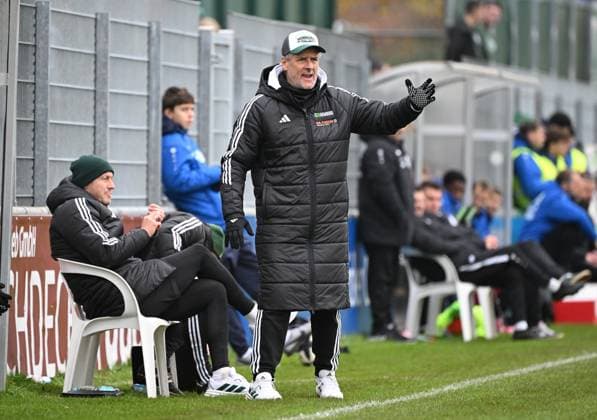 08 11 2025, xjhx, Soccer Regionalliga Suedwest, Bayern Alzenau FC 08 Homburg v l Coach Roland Seitz FC Homburg DFL DFB REGULATIONS PROHIBIT ANY USE OF PHOTOGRAPHS as IMAGE SEQUENCES and or QUASI VIDEO Alzenau