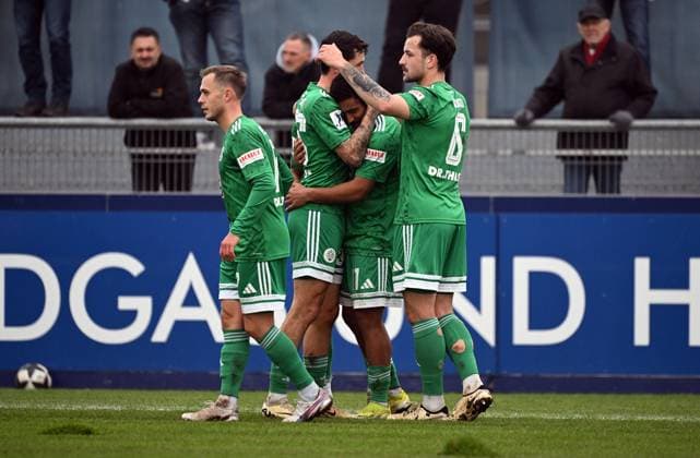 08 11 2025, xjhx, Fußball Regionalliga Suedwest, Bayern Alzenau FC 08 Homburg v l Ken Mata FC Homburg , celebrate the goal, Der Torjubel zum 0 1 DFL DFB REGULATIONS PROHIBIT ANY USE OF PHOTOGRAPHS as IMAGE SEQUENCES and or QUASI VIDEO Alzenau