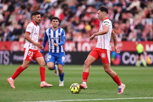 November 8, 2025, Girona, Girona, SPAIN: Arnau Martinez of Girona FC in action during the Spanish league, La Liga EA Sports, football match played between Girona FC and Deportivo Alaves at Montilivi stadium on November 08, 2025 in Girona, Spain. Girona SPAIN - ZUMAa181 20251108_zaa_a181_105 Copyright: xJavierxBorregox