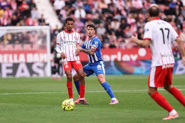November 8, 2025, Girona, Girona, SPAIN: Azzedine Ounahi of Girona FC and Antonio Blanco of Deportivo Alaves in action during the Spanish league, La Liga EA Sports, football match played between Girona FC and Deportivo Alaves at Montilivi stadium on November 08, 2025 in Girona, Spain. Girona SPAIN - ZUMAa181 20251108_zaa_a181_106 Copyright: xJavierxBorregox