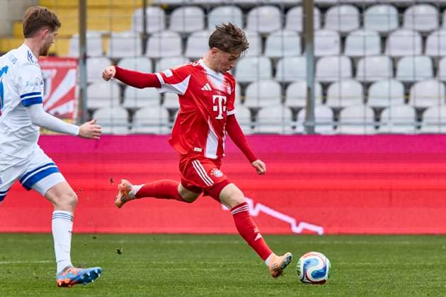 Regionalliga Bayern, FC Bayern München II vs SV Viktoria Aschaffenburg, München FC Bayern, München FC Bayern II Amateure , Aschaffenburg SV Viktoria, 2025 11 08 in München Stadion an der Grünwalder Straße BINDER Tim FC Bayern München II FCBII11 Rechtsaußen sportworld München Stadion an der Grünwalder Stra Bayern Germany