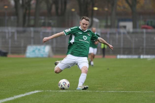 08 11 2025, xjcx, Men, Soccer, Season 2025 2026, 3 Liga, Matchday 14 1 FC Schweinfurt 1905 TSG Hoffenheim II Joshua Endres 33, 1 FC Schweinfurt 1905 , DFL DFB REGULATES PROHIBIT ANY USE OF PHOTOGRAPHS AS IMAGE SEQUENCES AND OR QUASI VIDEO Schweinfurt Sachs Stadion Bayern Germany