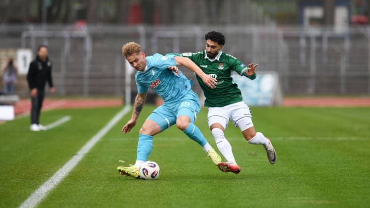 -1. FC 1905 Schweinfurt vs. TSV Hoffenheim II, Sachs-Stadion Football, 3. Liga -1. FC 1905 Schweinfurt vs. TSV Hoffenheim II 8 Nov 2025 Sachs-Stadion , Schweinfurt, Germany Image: Ekin Celebi (Schweinfurt) in action against Florian Bähr (Hoffenheim) DFL REGULATIONS PROHIBIT ANY USE OF PHOTOGRAPHS AS IMAGE SEQUENCES AND OR QUASI-VIDEO Schweinfurt Sachs-Stadion Bayern Germany Copyright: xPresseFotoxEvansx