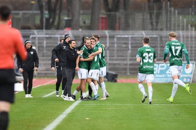 -1. FC 1905 Schweinfurt vs. TSV Hoffenheim II, Sachs-Stadion Football, 3. Liga -1. FC 1905 Schweinfurt vs. TSV Hoffenheim II 8 Nov 2025 Sachs-Stadion , Schweinfurt, Germany Image: Kristian Böhnlein (Schweinfurt) clelebrates the 1:0 goal with his teammates. DFL REGULATIONS PROHIBIT ANY USE OF PHOTOGRAPHS AS IMAGE SEQUENCES AND OR QUASI-VIDEO Schweinfurt Sachs-Stadion Bayern Germany Copyright: xPresseFotoxEvansx