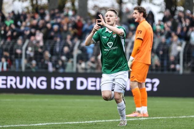 08 November 2025, Soccer, Men, Third League, 14 Matchday 3 League Season 2025 2026 FC Schweinfurt 05 TSG 1899 Hoffenheim II Schweinfurt cheers after the 2 0 by Joshua Endres FC Schweinfurt 05, 33 Schweinfurt Riedel Bau Arena im Sachs Stadio Bayern Unterfranken Germany