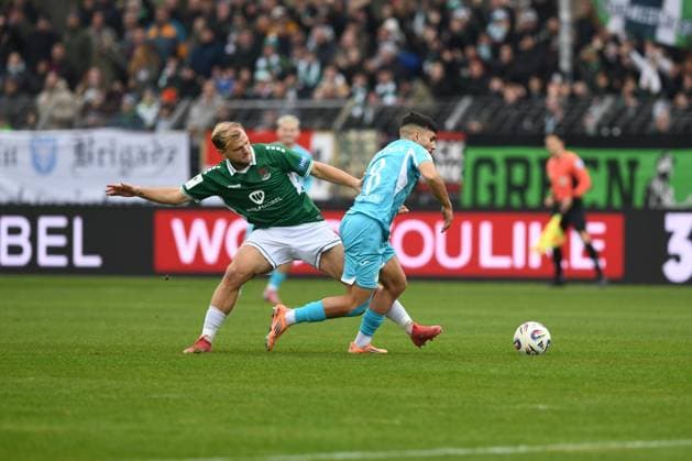 -1. FC 1905 Schweinfurt vs. TSV Hoffenheim II, Sachs-Stadion Football, 3. Liga -1. FC 1905 Schweinfurt vs. TSV Hoffenheim II 8 Nov 2025 Sachs-Stadion , Schweinfurt, Germany Image: Jakob Tranziska (Schweinfurt) in action against Diren DaÄüdeviren (Hoffenheim). DFL REGULATIONS PROHIBIT ANY USE OF PHOTOGRAPHS AS IMAGE SEQUENCES AND OR QUASI-VIDEO Schweinfurt Sachs-Stadion Bayern Germany Copyright: xPresseFotoxEvansx