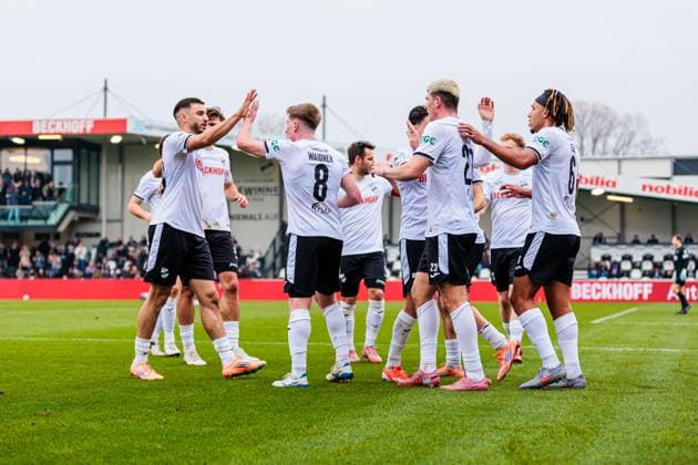 The SC Verl team cheers after Alessio Besio SC Verl, 23 GER, SC Verl vs FC Erzgebirge Aue, Football, 3 Liga, Matchday 14, Season 2025 2026, 08 11 2025 DFL Regulations prohibit any use of photographers as image sequences and or quasi video GER, SC Verl vs FC Erzgebirge Aue, Football, 3 Liga, Matchday 14, Season 2025 2026, 08 11 2025 Verl Copyright: xEibner-Pressefoto JanxRollingerx EP_JSK