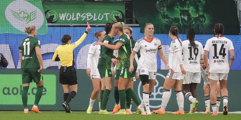 Referee Riem Hussein shows Nina Luehrssen Eintracht Frankfurt the red card Football, Women, Season 2025 2026, 1 League, Google Pixel Women Bundesliga, VfL Wolfsburg vs Eintracht Frankfurt DFL REGULATIONS PROHIBIT ANY USE OF PHOTOGRAPHS AS IMAGE SEQUENCES AND OR QUASI VIDEO