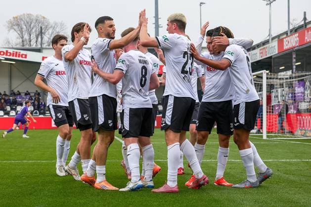 08 11 2025, xsscx, Fußball 3 Liga, SC Verl FC Erzgebirge Aue, 14 Spieltag, Sportclub Arena, Saison 2025 2026 Die Msannschaft feiert Alessio Besio SC Verl 23 nach dem Tor zum 1 0 DFB regulations prohibit any use of photographs as image sequences and or quasi video Nordrhein Westfalen Germany