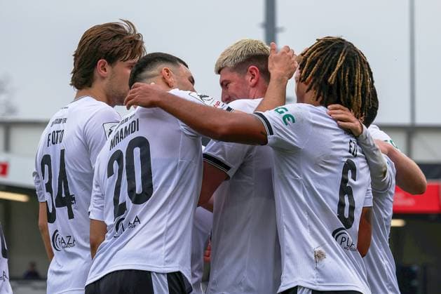 08 11 2025, xsscx, Fußball 3 Liga, SC Verl FC Erzgebirge Aue, 14 Spieltag, Sportclub Arena, Saison 2025 2026 Die Msannschaft feiert Alessio Besio SC Verl 23 nach dem Tor zum 1 0 DFB regulations prohibit any use of photographs as image sequences and or quasi video Nordrhein Westfalen Germany