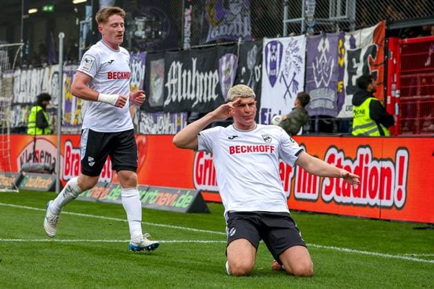 08 11 2025, xsscx, Fußball 3 Liga, SC Verl FC Erzgebirge Aue, 14 Spieltag, Sportclub Arena, Saison 2025 2026 Alessio Besio SC Verl 23 jubilant after the goal to 1 0 DFB regulations prohibit any use of photographs as image sequences and or quasi video Nordrhein Westfalen Germany