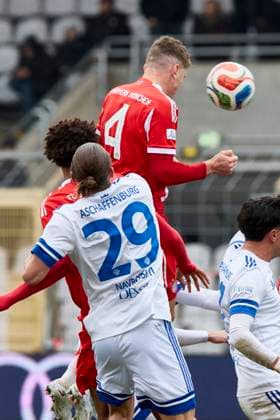 Regionalliga Bayern, FC Bayern München II vs SV Viktoria Aschaffenburg, München FC Bayern, München FC Bayern II Amateure , Aschaffenburg SV Viktoria, 2025 11 08 in München Stadion an der Grünwalder Straße HEINDL David FC Bayern München II FCBII4 center-back , KIALA Cassiano Tomas FC Bayern München II FCBII5 center-back , NAVROTSKYI Maksym SV Viktoria Aschaffenburg Mittelstürmer Nr 29 SVA29 sportworld München Stadion an der Grünwalder Stra Bayern Germany