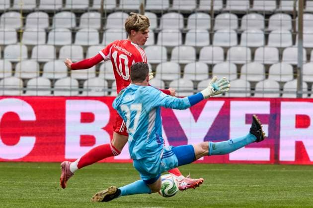 Regionalliga Bayern, FC Bayern München II vs SV Viktoria Aschaffenburg, München FC Bayern, München FC Bayern II Amateure , Aschaffenburg SV Viktoria, 2025 11 08 in München Stadion an der Grünwalder Straße DELLA ROVERE Guido FC Bayern München II FCBII10 Offensives Midfeld , GRÜN Max SV Viktoria Aschaffenburg Goalkeeper Nr 27 SVA27 sportworld München Stadion an der Grünwalder Stra Bayern Germany