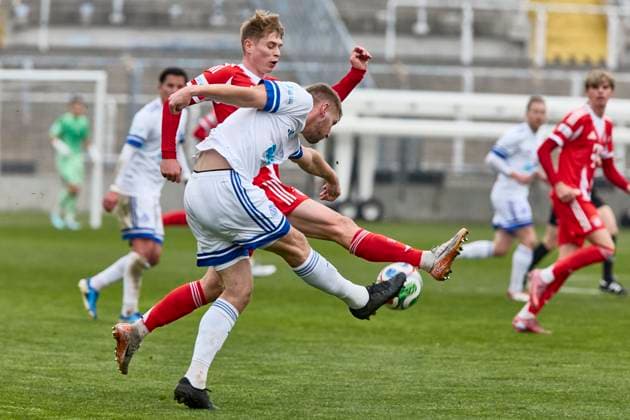 Regionalliga Bayern, FC Bayern München II vs SV Viktoria Aschaffenburg, München FC Bayern, München FC Bayern II Amateure , Aschaffenburg SV Viktoria, 2025 11 08 in München Stadion an der Grünwalder Straße BORGER Niklas SV Viktoria Aschaffenburg Innenverteidiger Nr 5 SVA5 , HEINZ Anton FC Bayern München II FCBII7 Rechtsaußen sportworld München Stadion an der Grünwalder Stra Bayern Germany
