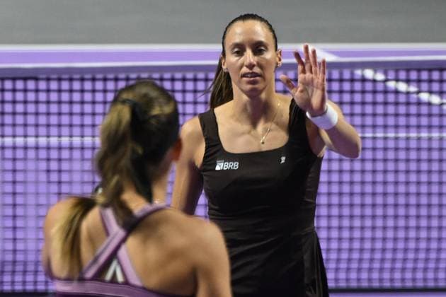 WTA, Tennis Damen Finals 2025 - Doubles Final RIYADH, SAUDI ARABIA - NOVEMBER 08: Luisa Stefani of Brazil and partner Timea Babos of Hungary celebrate against Veronika Kudermetova and Elise Mertens of Belgium during their Doubles Final match on day eight of the WTA Finals Riyadh as part of the Hologic WTA Tour 2025 at King Saud University Indoor Arena on November 08, 2025 in Riyadh, Saudi Arabia. Artur Widak Anadolu Riyadh Saudi Arabia. Editorial use only. Please get in touch for any other usage.  Copyright: x2025xAnadoluxArturxWidakx