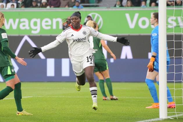 08 11 2025, xgrfx, Soccer Google Pixel Women Bundesliga, VfL Wolfsburg Eintracht Frankfurt v l Tor, Nicole Anyomi Eintracht Frankfurt DFL DFB REGULATIONS PROHIBIT ANY USE OF PHOTOGRAPHS as IMAGE SEQUENCES and or QUASI VIDEO Wolfsburg