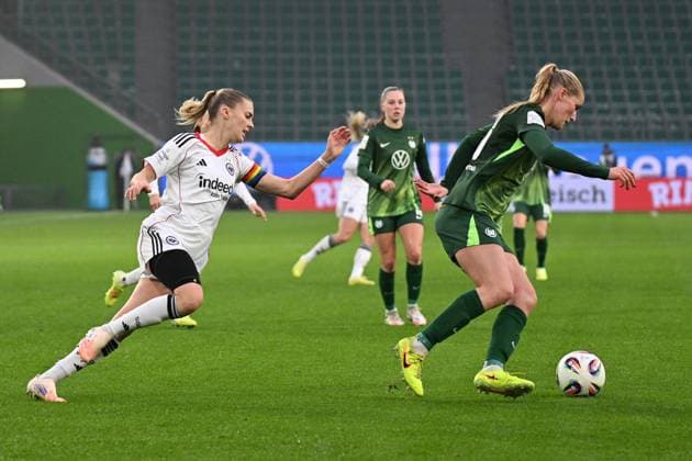 Soccer I Women I Season 2025 2026 I Bundesliga I Matchday 10 I VfL Wolfsburg Eintracht Frankfurt I 08 11 2025 Laura Freigang 10, Eintracht Frankfurt sprint after losing the ball Camilla Küver 16, VfL Wolfsburg chase Wolfsburg Volkswagen Arena Lower Saxony Germany Copyright: xLobeca InesxHähnelx
