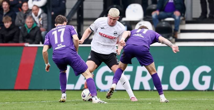 Verl, 08 11 2025, Sportclub Arena, Soccer, 3 Liga, Matchday 14, SC Verl vs FC Erzgebirge Aue , Pictured from left Pascal Fallmann 17, Aue , Alessio Besio 23, Verl , Eric Uhlmann 11, Aue , For journalistic purposes only Only for editorial use , DFB DFL regulations prohibit any use of photographs as image sequences and or quasi video , Picture Point