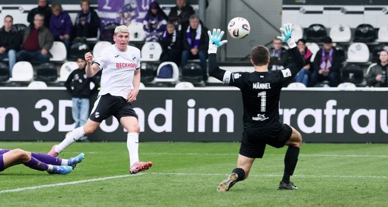 Verl, 08 11 2025, Sportclub Arena, Soccer, 3 Liga, Matchday 14, SC Verl vs FC Erzgebirge Aue , In the picture Goal chance for Verl goalkeeper Martin Männel Maennel 1, Aue parries against Alessio Besio 23, Verl Tristan Zobel 25, Aue , For journalistic purposes only Only for editorial use , DFB DFL regulations prohibit any use of photographs as image sequences and or quasi video , Picture Point