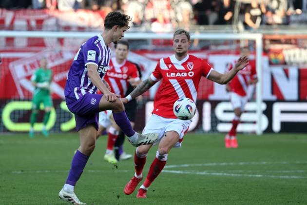 27 Robin Fabinski Osnabrück, l clears in front of 7 Timmy Thiele Energie Cottbus Football 3 Liga 2025 2026 FC Energie Cottbus VfL Osnabrück