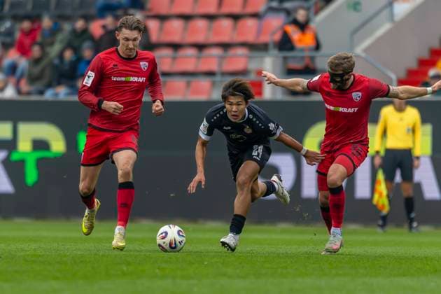 Ingolstadt, Germany 08 November 2025 3 Liga 2025 2026 FC Ingolstadt 04 vs Rot Weiss Essen In the picture from left in duel Berkay Öztürk Oetztuerk FCI , Kaito Mizuta RWE and Yannick Deichmann FCI DFB regulations prohibit any use of photographs as image sequences and or quasi video Audi Sportpark Bayern Copyright: xFotostandx xSchäferx