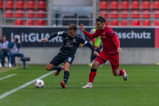 Ingolstadt, Germany 08 November 2025 3 Liga 2025 2026 FC Ingolstadt 04 vs Rot Weiss Essen In the picture from left in a duel Marvin Obuz RWE and Max Besuschkow FCI DFB regulations prohibit any use of photographs as image sequences and or quasi video Audi Sportpark Bayern Copyright: xFotostandx xSchäferx