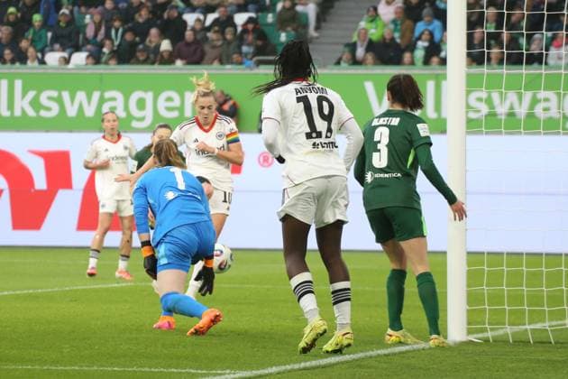 08 11 2025, xgrfx, Soccer Google Pixel Women Bundesliga, VfL Wolfsburg Eintracht Frankfurt v l Tor, Laura Freigang Eintracht Frankfurt DFL DFB REGULATIONS PROHIBIT ANY USE OF PHOTOGRAPHS as IMAGE SEQUENCES and or QUASI VIDEO Wolfsburg