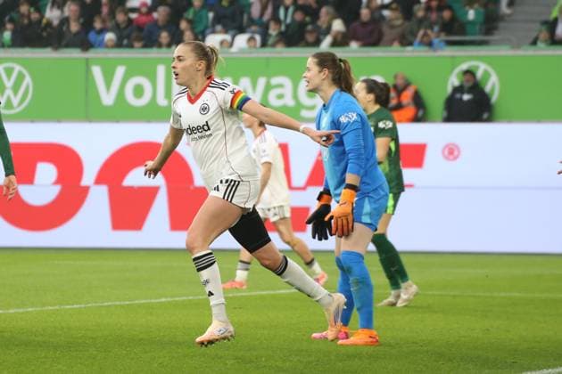 08 11 2025, xgrfx, Soccer Google Pixel Women Bundesliga, VfL Wolfsburg Eintracht Frankfurt v l Tor, Laura Freigang Eintracht Frankfurt DFL DFB REGULATIONS PROHIBIT ANY USE OF PHOTOGRAPHS as IMAGE SEQUENCES and or QUASI VIDEO Wolfsburg