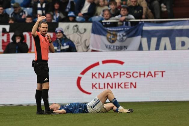 Finn Porath FC Schalke 04 lies on the ground after a tackle during the match of the 2 Bundesliga season 2025 26 FC Schalke 04 SV 07 Elversberg Copyright Thomas Pakusch Copyright: Thomas Pakusch