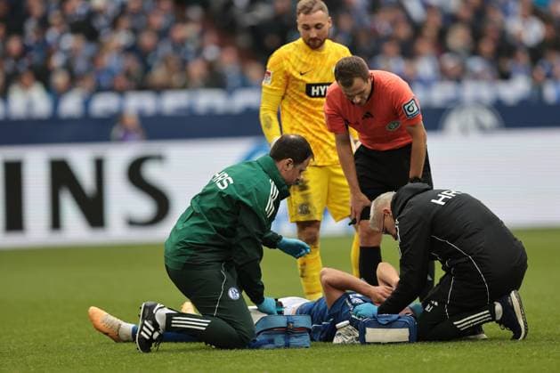 Hasan Kurucay FC Schalke 04 has to be treated for injury during the match of the 2 Bundesliga season 2025 26 FC Schalke 04 SV 07 Elversberg Copyright Thomas Pakusch Copyright: Thomas Pakusch