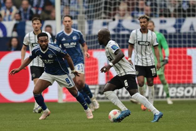 Moussa Sylla FC Schalke 04 and Amara Conde SV 07 Elversberg at the match of the 2 Bundesliga season 2025 26 FC Schalke 04 SV 07 Elversberg Copyright Thomas Pakusch Copyright: Thomas Pakusch