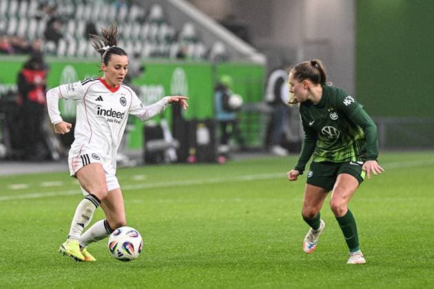 Soccer I Women I Season 2025 2026 I Bundesliga I 10 Matchday I VfL Wolfsburg Eintracht Frankfurt I 08 11 2025 Hayley Emma Raso 7, Eintracht Frankfurt li wants to put the ball past Janou Johanna Theodora Levels 15, VfL Wolfsburg Wolfsburg Volkswagen Arena Niedersachsen Germany Copyright: xLobeca InesxHähnelx