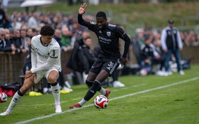 Soccer, Season 2025 2026, Regionalliga West, 08 11 2025, Matchday 15, Men, 1 FC Bocholt black vs Borussia Moenchengladbach U23 white v l Tyler Louis Meiser Borussia Moenchengladbach U23 , Johannes Doerfler 1 FC Bocholt , Bocholt Stadion am Huenting Nordrhein Westfalen Germany 251108_fb_1fc-bocholt_borussia-moenchengladbach-u23_45902