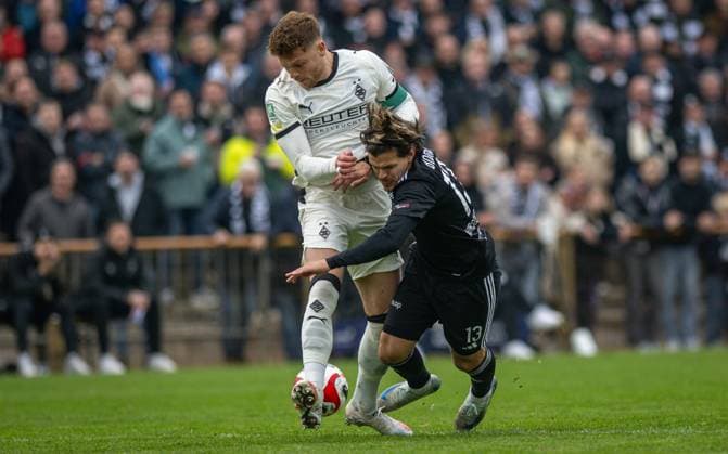 Soccer, Season 2025 2026, Regionalliga West, 08 11 2025, Matchday 15, Men, 1 FC Bocholt black vs Borussia Moenchengladbach U23 white v l Lion Schweers Borussia Moenchengladbach U23 , Nicolas Hirschberger 1 FC Bocholt , Bocholt Stadion am Huenting Nordrhein Westfalen Germany 251108_fb_1fc-bocholt_borussia-moenchengladbach-u23_45907