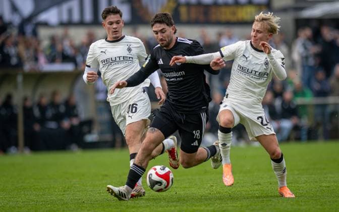 Soccer, Season 2025 2026, Regionalliga West, 08 11 2025, Matchday 15, Men, 1 FC Bocholt black vs Borussia Moenchengladbach U23 white v l Nico Vidic Borussia Moenchengladbach U23 , Marlon Frey 1 FC Bocholt , Fritz Henri Fleck Borussia Moenchengladbach U23 , Bocholt Stadion am Huenting Nordrhein Westfalen Germany 251108_fb_1fc-bocholt_borussia-moenchengladbach-u23_45914