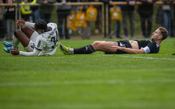 Soccer, Season 2025 2026, Regionalliga West, 08 11 2025, Matchday 15, Men, 1 FC Bocholt black vs Borussia Moenchengladbach U23 white v l Charles Kwablan Herrmann Borussia Moenchengladbach U23 , Jan Holldack 1 FC Bocholt , Bocholt Stadion am Huenting Nordrhein Westfalen Germany 251108_fb_1fc-bocholt_borussia-moenchengladbach-u23_45917