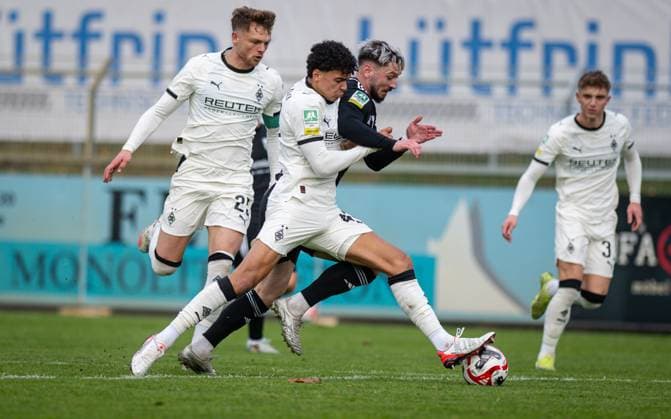 Soccer, Season 2025 2026, Regionalliga West, 08 11 2025, Matchday 15, Men, 1 FC Bocholt black vs Borussia Moenchengladbach U23 white v l Tyler Louis Meiser Borussia Moenchengladbach U23 , Cedric Euschen 1 FC Bocholt , Bocholt Stadion am Huenting Nordrhein Westfalen Germany 251108_fb_1fc-bocholt_borussia-moenchengladbach-u23_45919