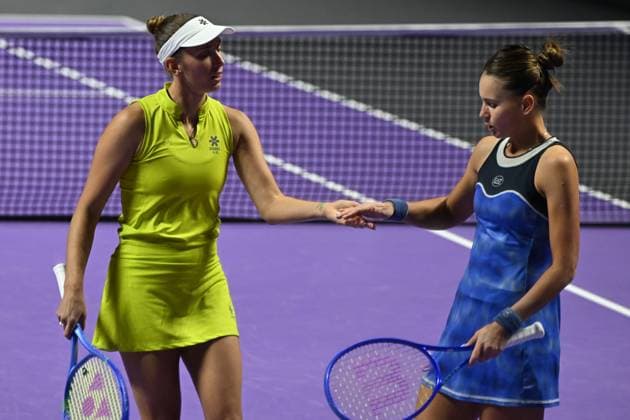 WTA, Tennis Damen Finals 2025 - Doubles Final RIYADH, SAUDI ARABIA - NOVEMBER 08: Elise Mertens (L) of Belgium interacts with her partner Veronika Kudermetova (R) against Luisa Stefani (not seen) of Brazil and Timea Babos (not seen) of Hungary during their Doubles Final match on day eight of the WTA Finals Riyadh as part of the Hologic WTA Tour 2025 at King Saud University Indoor Arena on November 08, 2025 in Riyadh, Saudi Arabia. Artur Widak Anadolu Riyadh Saudi Arabia. Editorial use only. Please get in touch for any other usage.  Copyright: x2025xAnadoluxArturxWidakx