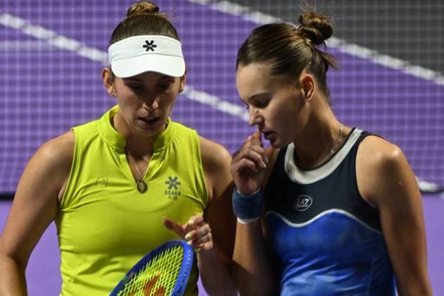 WTA, Tennis Damen Finals 2025 - Doubles Final RIYADH, SAUDI ARABIA - NOVEMBER 08: Elise Mertens (L) of Belgium interacts with her partner Veronika Kudermetova (R) against Luisa Stefani (not seen) of Brazil and Timea Babos (not seen) of Hungary during their Doubles Final match on day eight of the WTA Finals Riyadh as part of the Hologic WTA Tour 2025 at King Saud University Indoor Arena on November 08, 2025 in Riyadh, Saudi Arabia. Artur Widak Anadolu Riyadh Saudi Arabia. Editorial use only. Please get in touch for any other usage.  Copyright: x2025xAnadoluxArturxWidakx