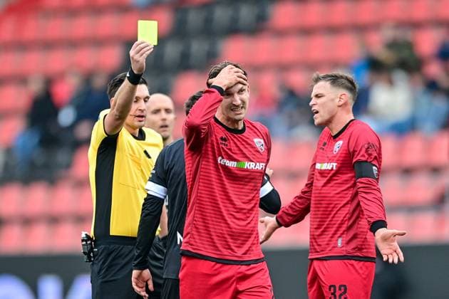 Justin Hasmann referee shows Julian Kuegel FC Ingolstadt, 29 in front lionks , the yellow card, warning, yellow card, 08 11 2025, Ingolstadt Germany , Football, 3 Liga, FC Ingolstadt 04 Rot Weiss Essen, DFB DFL REGULATIONS PROHIBIT ANY USE OF PHOTOGRAPHS AS IMAGE SEQUENCES AND OR QUASI VIDEO xslx