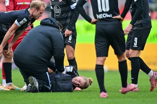 Tom Ludovic Jean Baptiste Moustier Essen, 28 must be treated on the pitch, racked with pain, injured, injury, injured, sporting injury, 08 11 2025, Ingolstadt Germany , Football, 3 Liga, FC Ingolstadt 04 Rot Weiss Essen, DFB DFL REGULATIONS PROHIBIT ANY USE OF PHOTOGRAPHS AS IMAGE SEQUENCES AND OR QUASI VIDEO xslx
