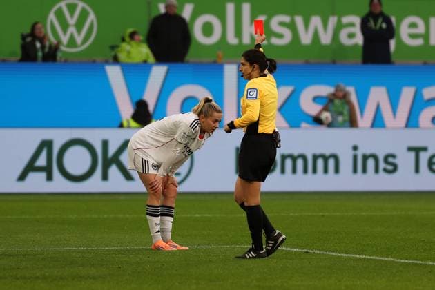 VfL Frankfurt, BL Frauen Wolfsburg, 08 11 2025, FUßBALL VfL Wolfsburg vs Eintracht Frankfurt, Google Pixel Frauen Bundesliga, Saison 2025 26 Referee Riem Hssein shows Nina Lührßen Eintracht Frankfurt the red card Wolfsburg