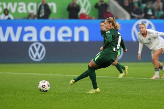 VfL Frankfurt, BL Frauen Wolfsburg, 08 11 2025, FUßBALL VfL Wolfsburg vs Eintracht Frankfurt, Google Pixel Frauen Bundesliga, Saison 2025 26 Janina Minge VfL Wolfsburg misses penalty Wolfsburg