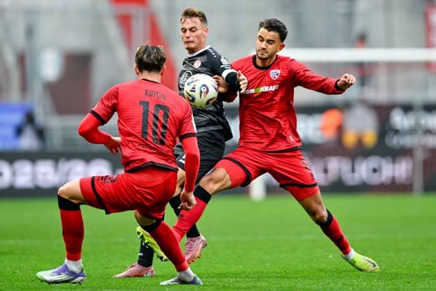 v li Dennis Kaygin FC Ingolstadt, 10 Marvin Obuz Essen, 10 Fredrik Carlsen FC Ingolstadt, 8 in duel, duel, tackle, dynamics, action, action, 08 11 2025, Ingolstadt Germany , Football, 3 Liga, FC Ingolstadt 04 Rot Weiss Essen, DFB DFL REGULATIONS PROHIBIT ANY USE OF PHOTOGRAPHS AS IMAGE SEQUENCES AND OR QUASI VIDEO xslx