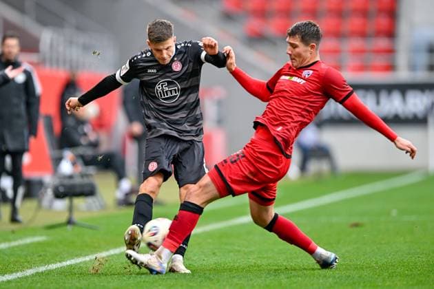v li Michael Kostka Essen, 2 Jonas Scholz FC Ingolstadt, 15 in duel, duel, tackle, dynamic, action, action, 08 11 2025, Ingolstadt Germany , Football, 3 Liga, FC Ingolstadt 04 Rot Weiss Essen, DFB DFL REGULATIONS PROHIBIT ANY USE OF PHOTOGRAPHS AS IMAGE SEQUENCES AND OR QUASI VIDEO xslx