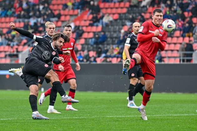 Jose Enrique Rios Alonso Essen, 23 pulls away, shot on goal, 08 11 2025, Ingolstadt Germany , Soccer, 3 Liga, FC Ingolstadt 04 Rot Weiss Essen, DFB DFL REGULATIONS PROHIBIT ANY USE OF PHOTOGRAPHS AS IMAGE SEQUENCES AND OR QUASI VIDEO xslx