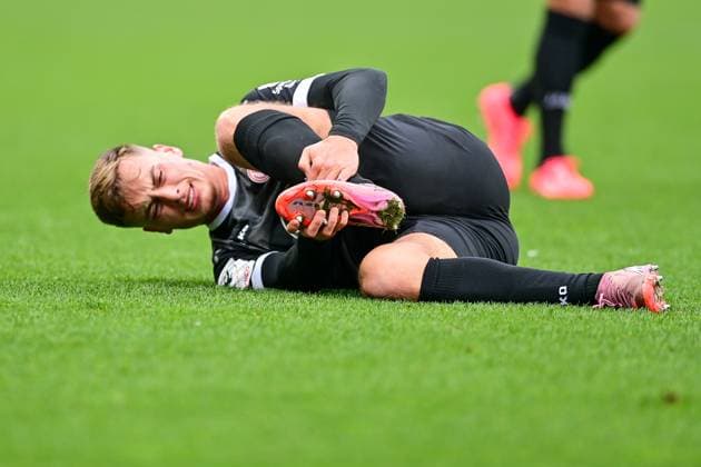 Marvin Obuz Essen, 10 holding his left foot, lying on the ground, in pain after a foul, racked with pain, hurt, injury, injured, sporting injury, cropped image, single image, action, action, 08 11 2025, Ingolstadt Germany , Football, 3 Liga, FC Ingolstadt 04 Rot Weiss Essen, DFB DFL REGULATIONS PROHIBIT ANY USE OF PHOTOGRAPHS AS IMAGE SEQUENCES AND OR QUASI VIDEO xslx