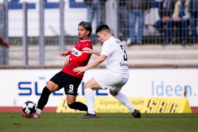 Zeki Goerkem Koca, TSG Balingen, 09 , left against Maurizio Angelos Robotta TSV Schott Mainz, 03 , TSG Balingen vs TSV Schott Mainz, Football, Regionalliga Suedwest, Matchday 16, Season 2025 2026, 08 11 2025, Eibner Pressefoto Andreas Ulmer TSG Balingen vs TSV Schott Mainz, Football, Regionalliga Suedwest, Matchday 16, Season 2025 2026, 08 11 2025, Balingen Copyright: xEibner-Pressefoto AndreasxUlmerx EP_AUR